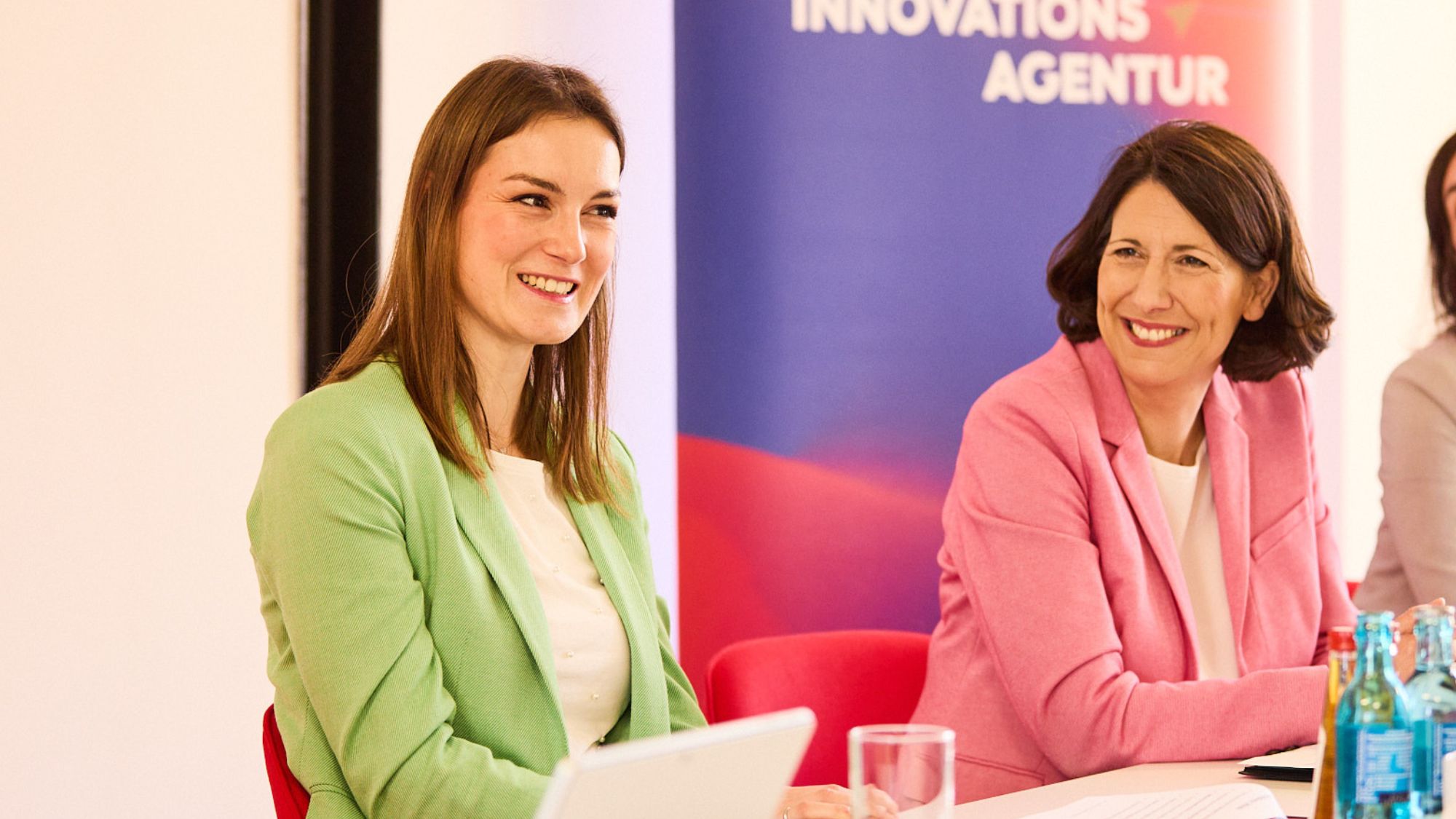 Sabine Mesletzky und Daniela Schmitt bei der Pressekonferenz "100 Tage Innovationsagentur"