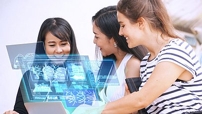 Drei Frauen arbeiten an einem virtuellen Screen