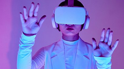 Frau mit einer VR-Brille
