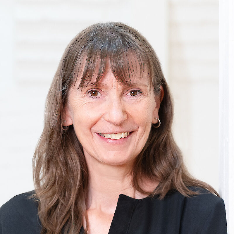 Dr. Gabriele Nelles